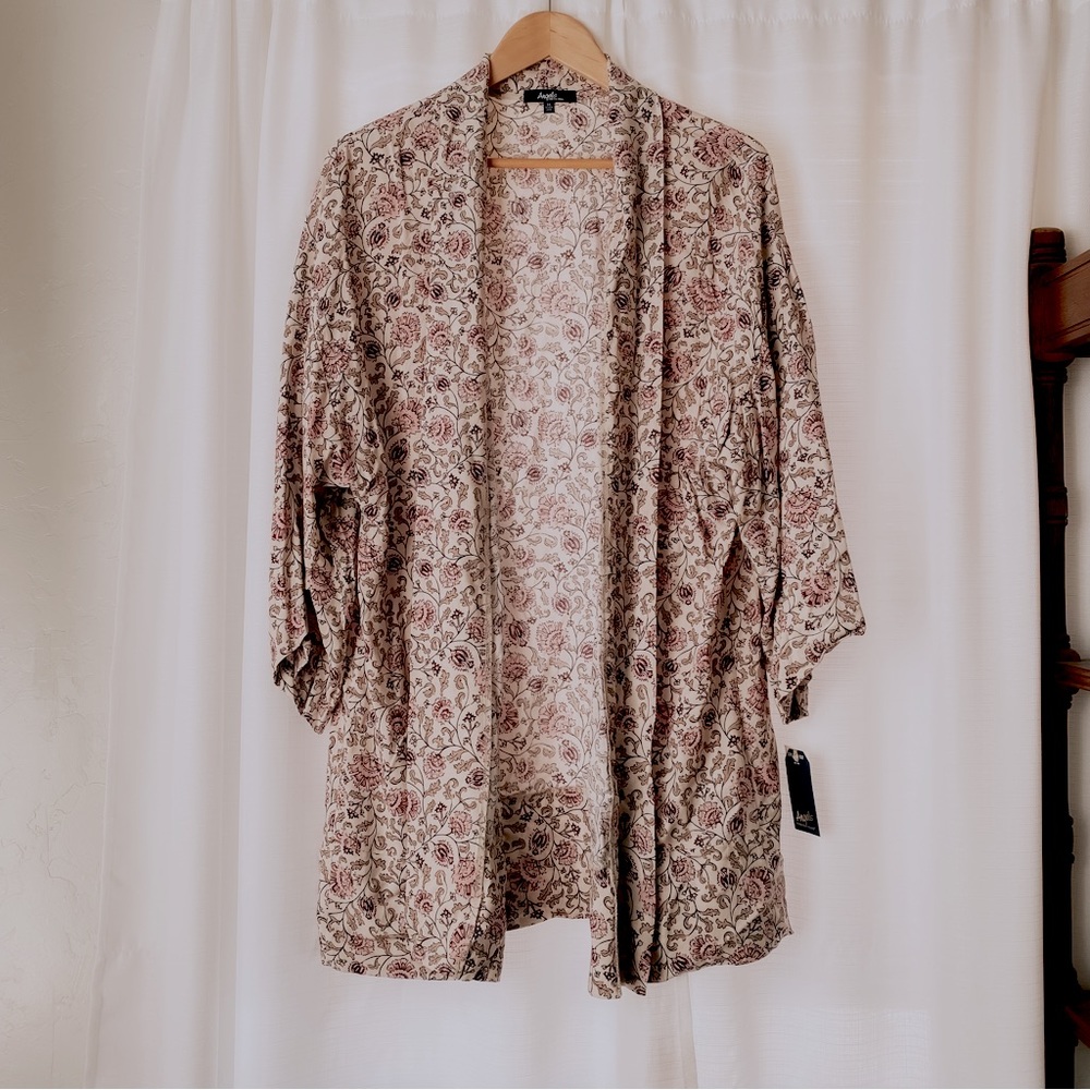 Blush floral women’s 3/4 sleeve flowy lightweight cardigan. Medium